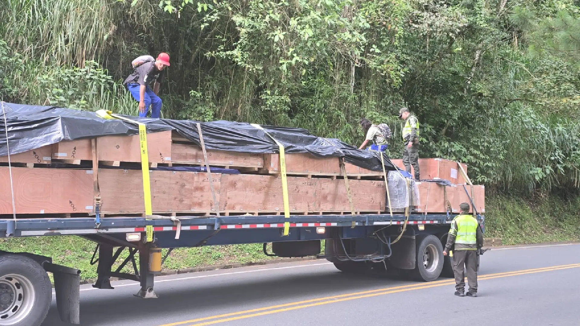 ¿De dónde venían las personas que murieron cuando les cayó la carga de un camión en carretera de Antioquia?