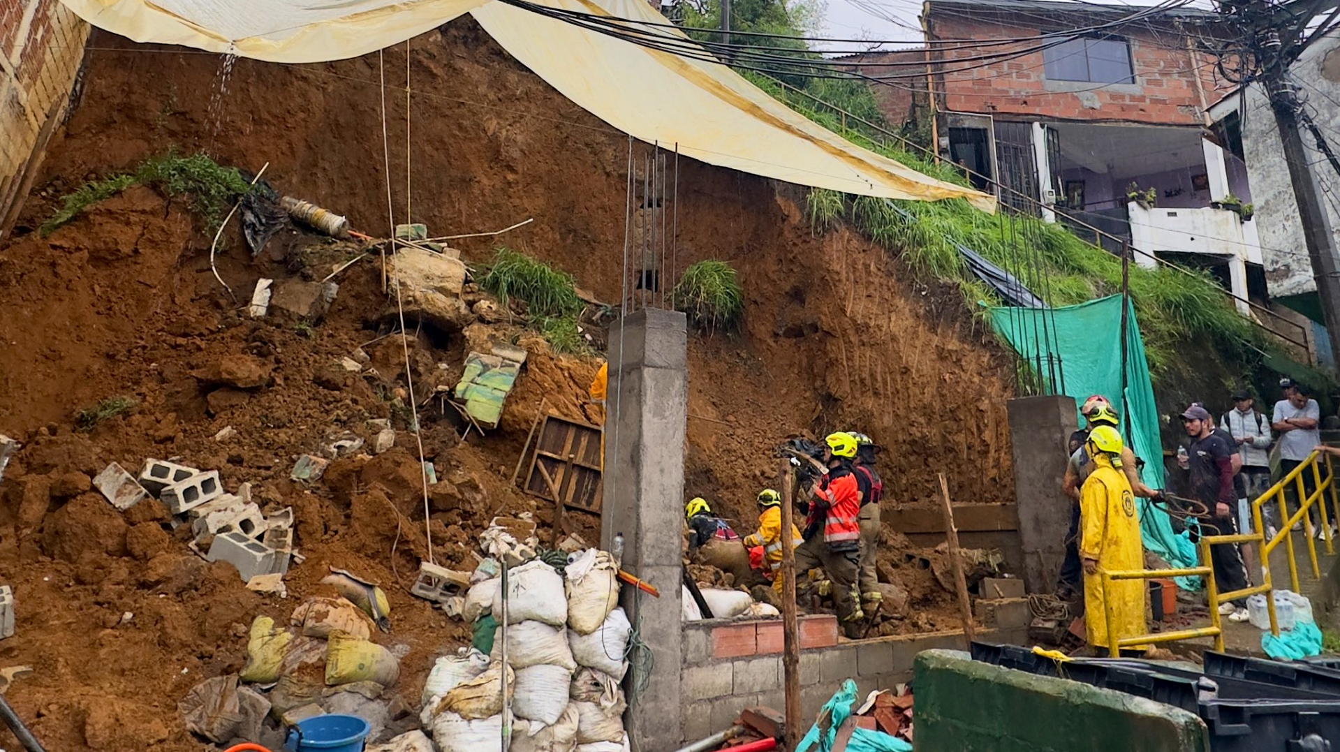 En video quedó el rescate de cuerpo del obrero que murió sepultado en obra de construcción en Medellín