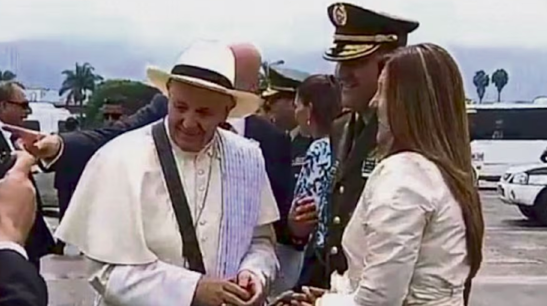 EN VIDEO | El papa Francisco se puso poncho, carriel y sombrero: reviva el día que visitó a Medellín