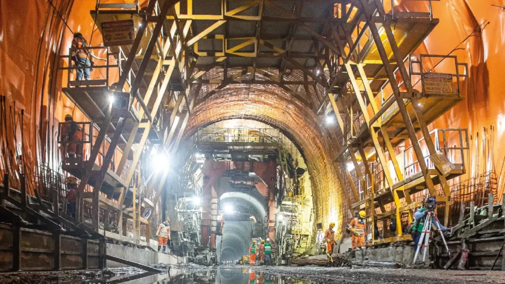 Vaca por las vías de Antioquia para invertir en el túnel del Toyo.
