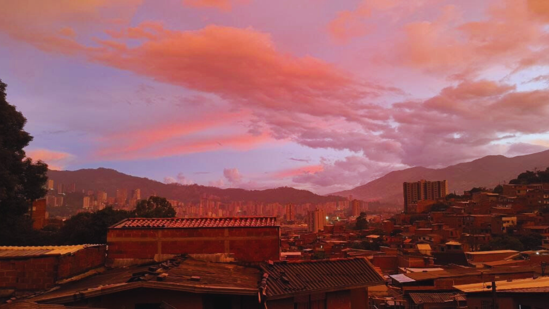 El cielo de Medellín se tiñó de fuego el 24 de abril, un fenómeno natural que desató alegría y miles de fotos en redes.