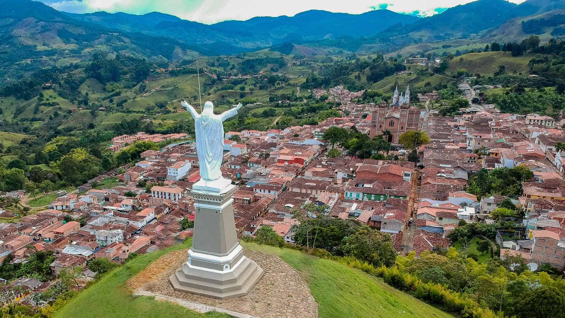 La serie Cosiaca recorre pueblos de Antioquia y muestra su belleza, arquitectura y cultura a través de una historia paisa inolvidable.