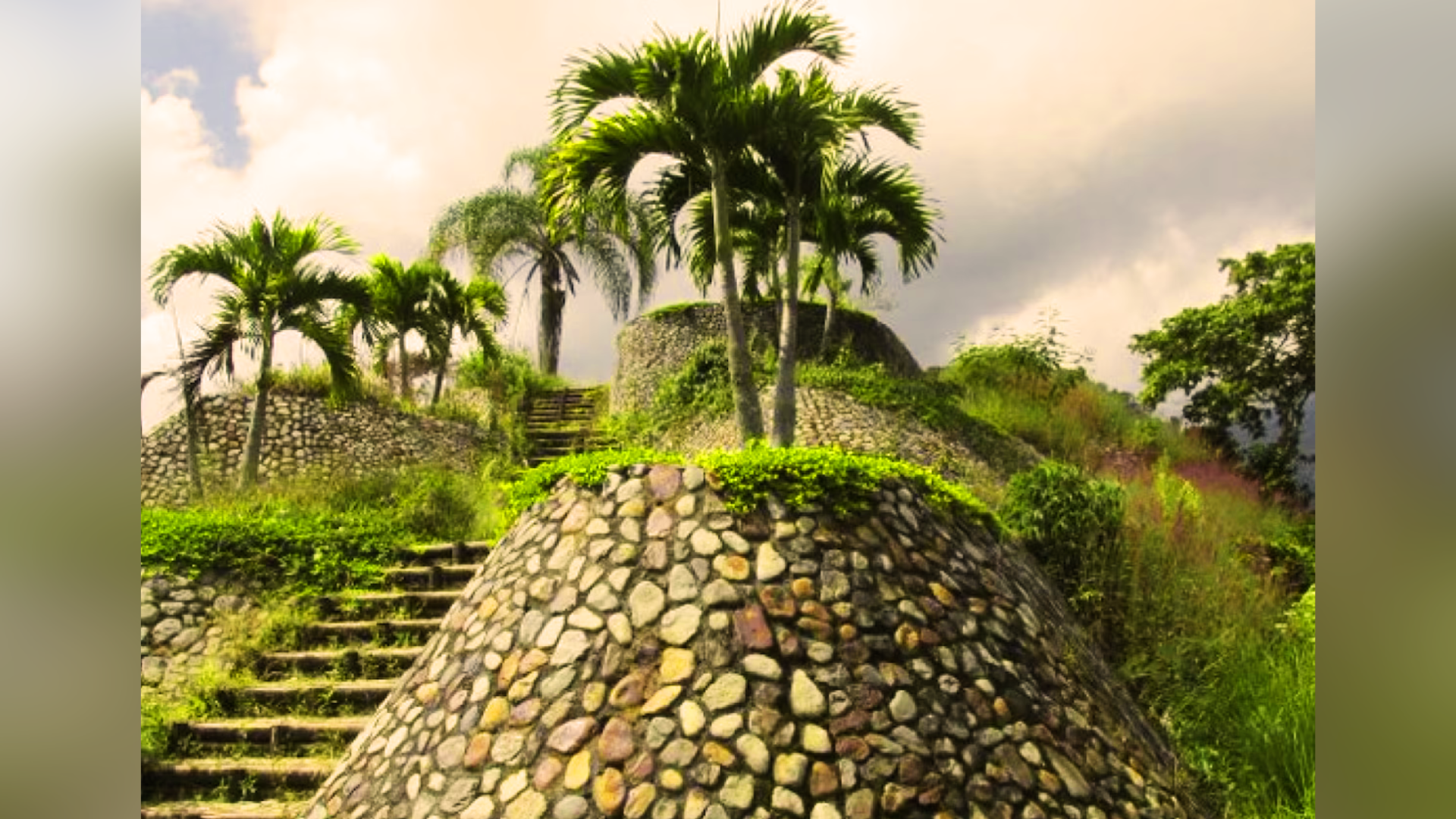 Además del Machu Picchu, Betania es reconocida por su tradición cafetera y su título como "Capital Mundial de la Música Guasca". Los turistas pueden explorar los balcones naturales que ofrecen vistas impresionantes de los cultivos de café y sumergirse en la cultura local que caracteriza a este encantador municipio antioqueño.