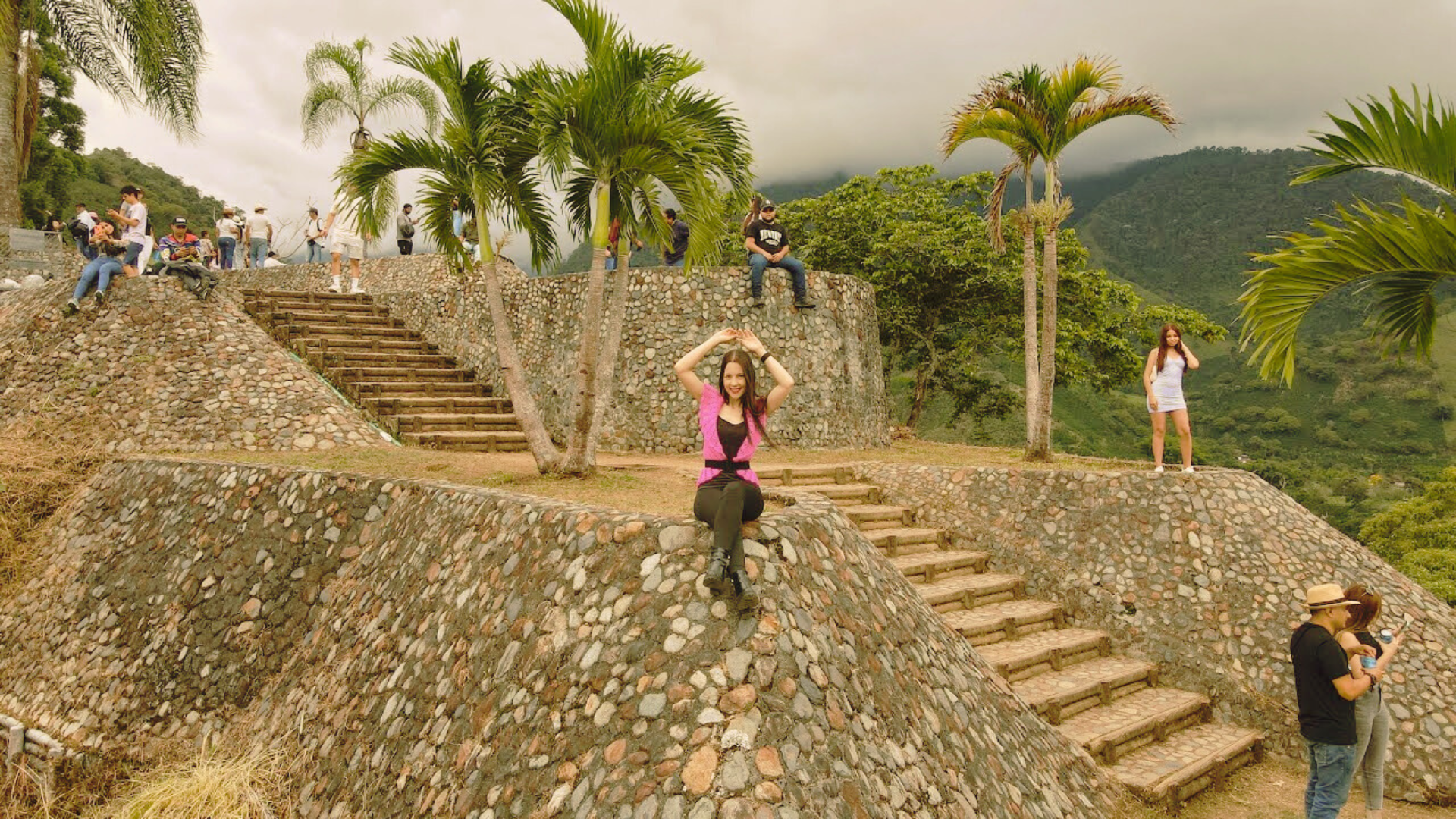 Además del Machu Picchu, Betania es reconocida por su tradición cafetera y su título como "Capital Mundial de la Música Guasca". Los turistas pueden explorar los balcones naturales que ofrecen vistas impresionantes de los cultivos de café y sumergirse en la cultura local que caracteriza a este encantador municipio antioqueño.