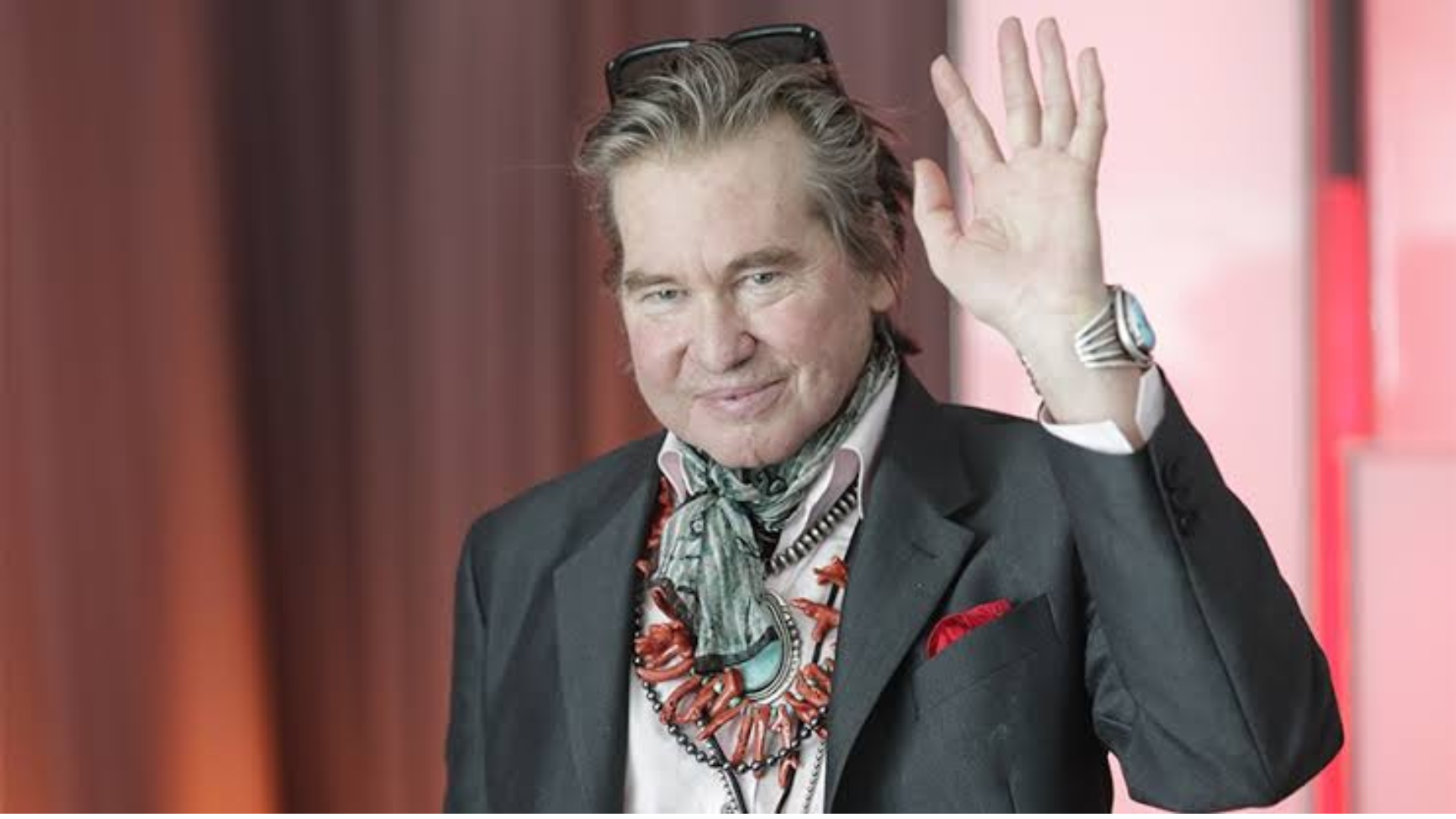 El mundo del cine llora la partida de Val Kilmer, un actor carismático y talentoso que dejó una huella imborrable en la industria cinematográfica.