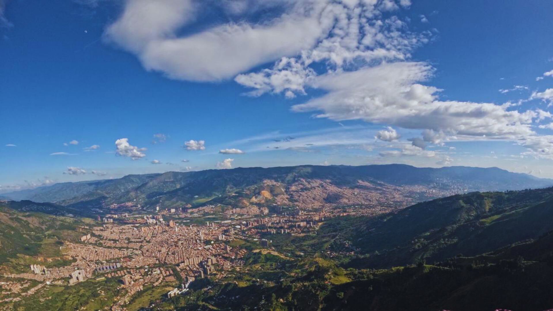 Este lugar cerca de Medellín es ideal para parapente por su viento constante y vistas únicas del Valle de Aburrá.