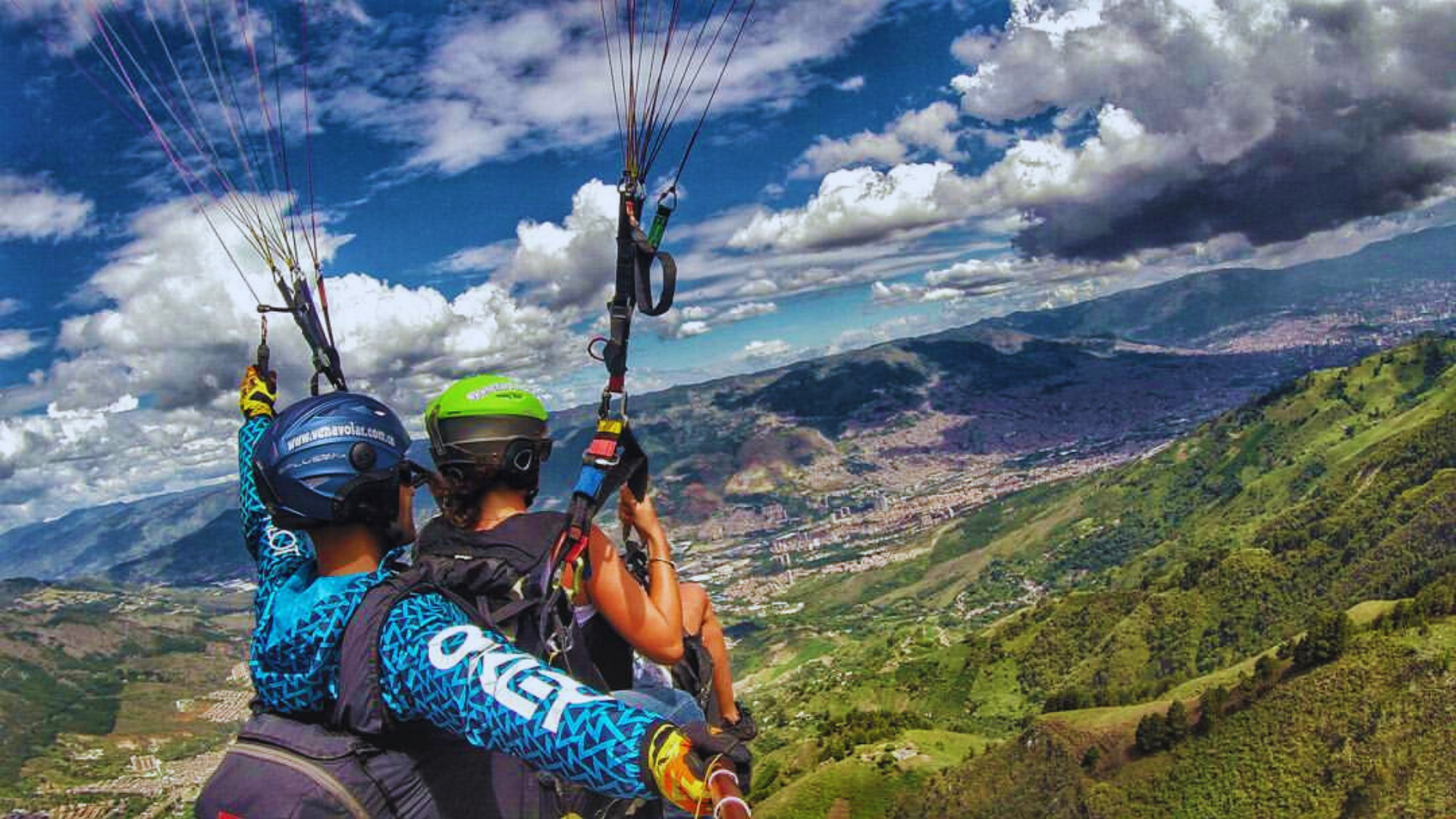 Este lugar cerca de Medellín es ideal para parapente por su viento constante y vistas únicas del Valle de Aburrá.