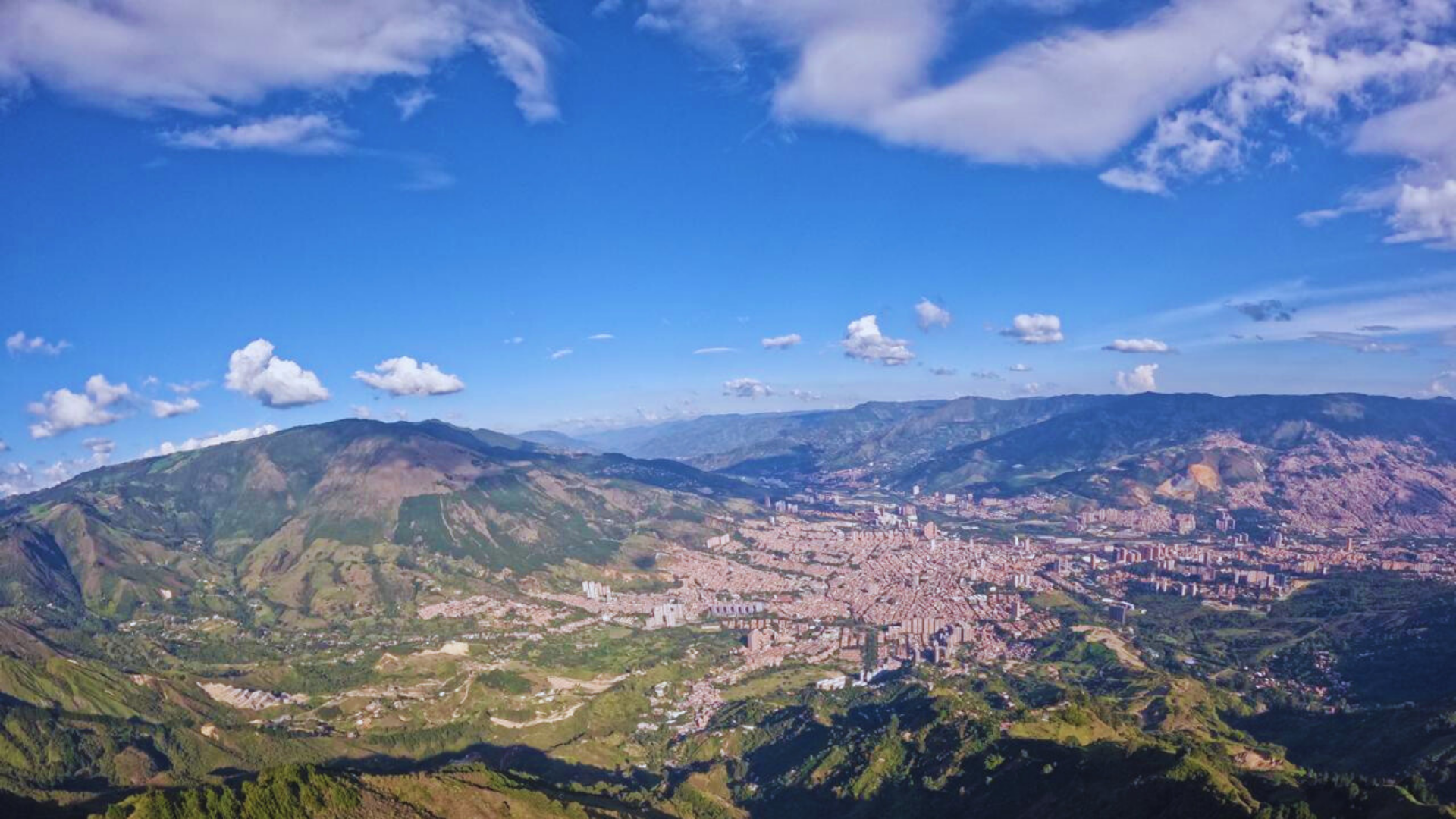 Este lugar cerca de Medellín es ideal para parapente por su viento constante y vistas únicas del Valle de Aburrá.