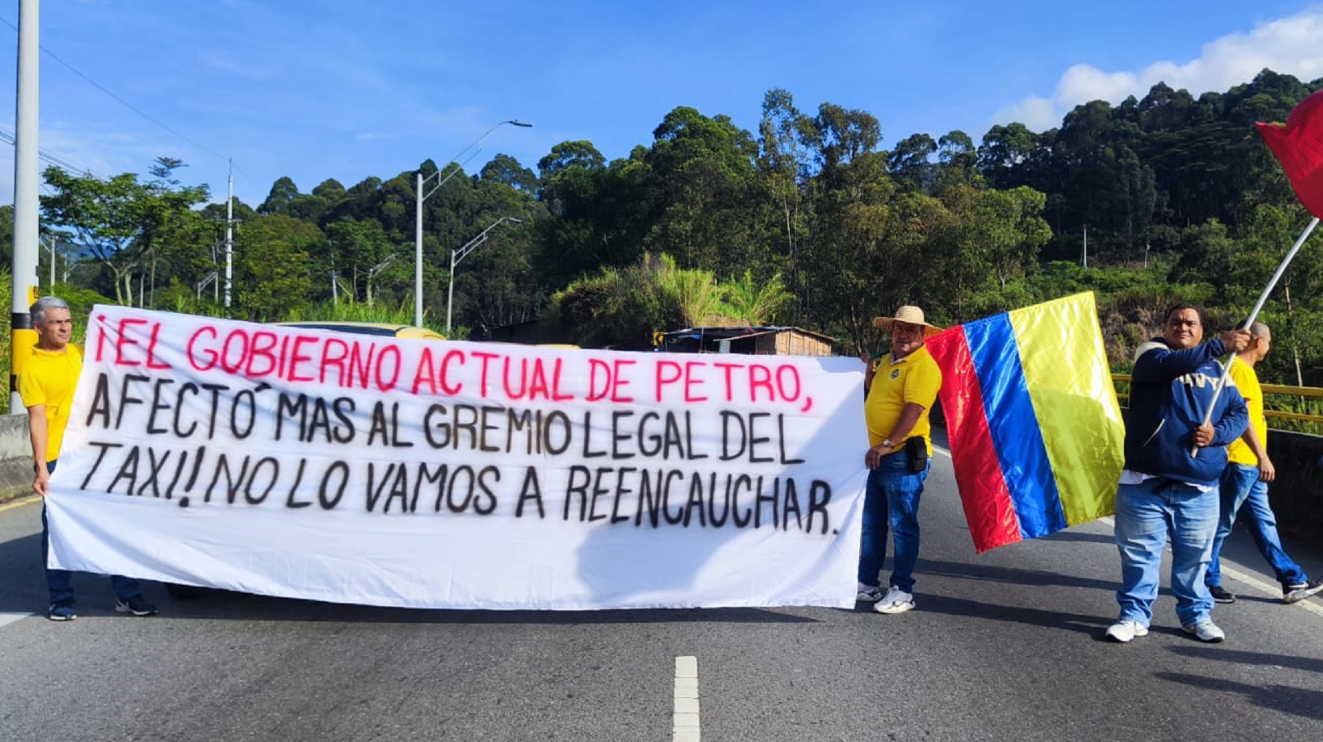 EN VIDEO | Caos en algunas vías del Valle de Aburrá por cuenta del paro de taxistas, si va a salir tome nota