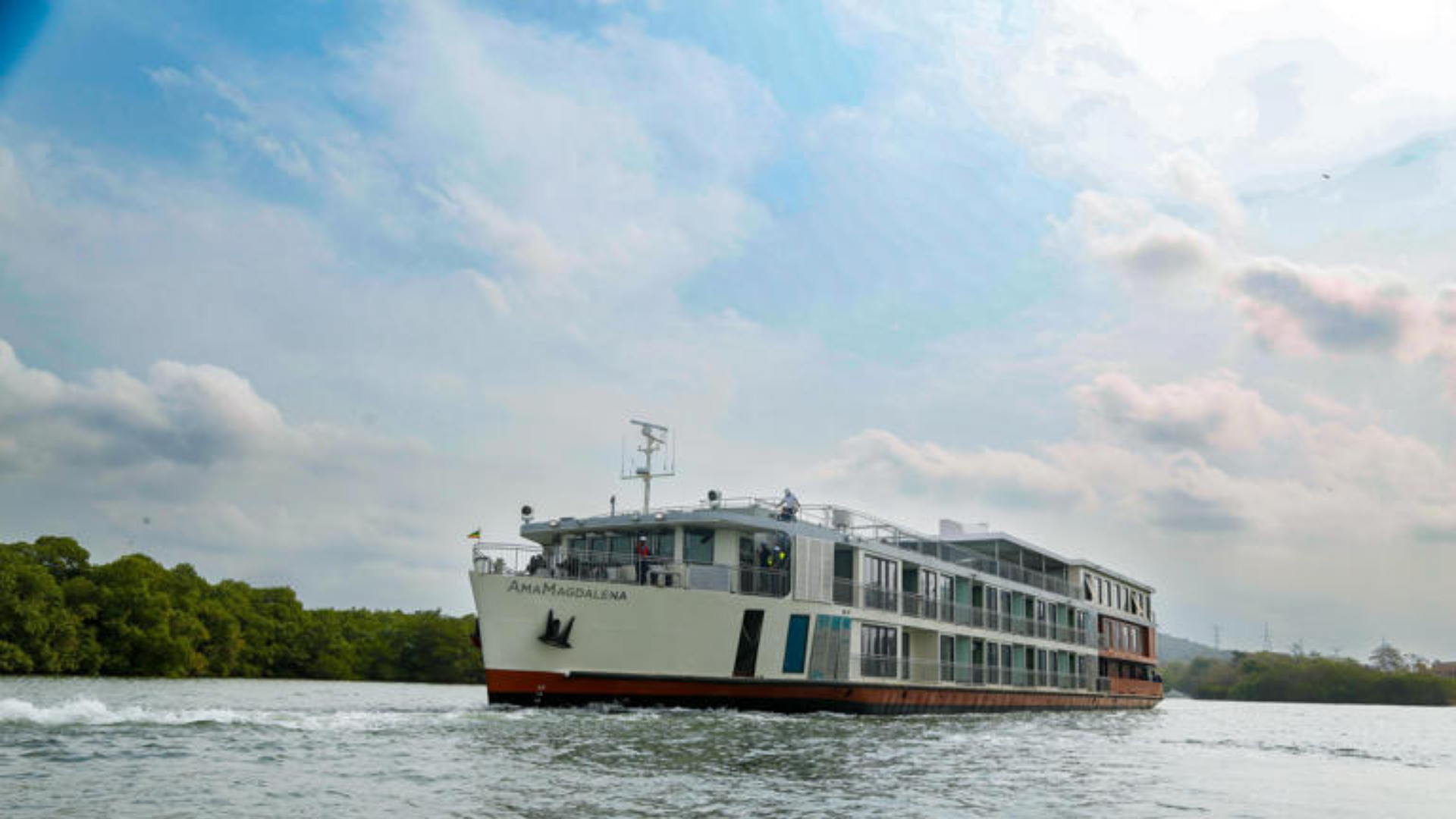El Magdalena recibe su primer crucero de lujo, impulsando el turismo fluvial y mostrando la belleza cultural de Colombia.