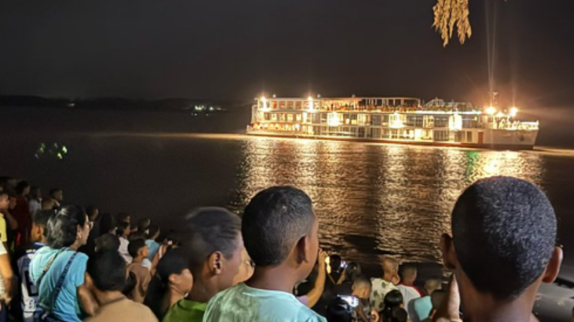 El Magdalena recibe su primer crucero de lujo, impulsando el turismo fluvial y mostrando la belleza cultural de Colombia.