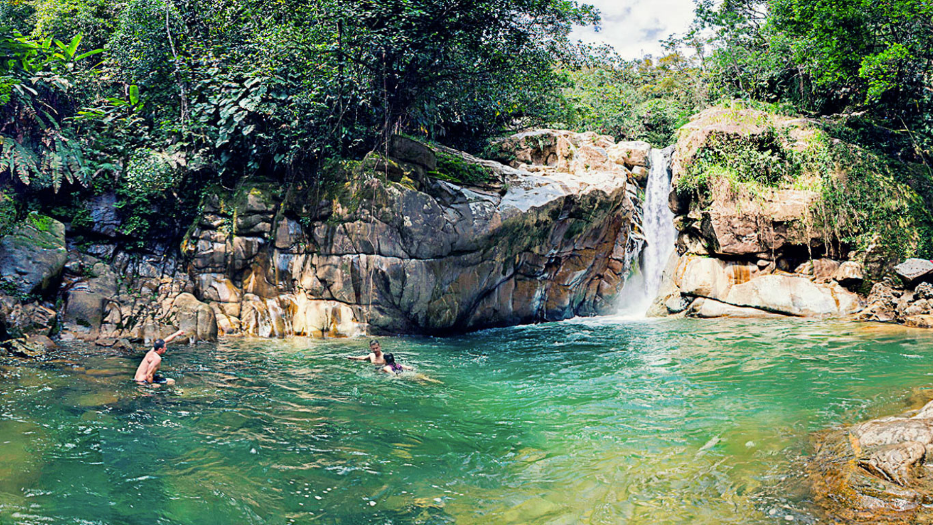 El influencer que más ha viajado por Antioquia revela sus destinos favoritos y cómo el turismo impulsa la economía y la cultura.