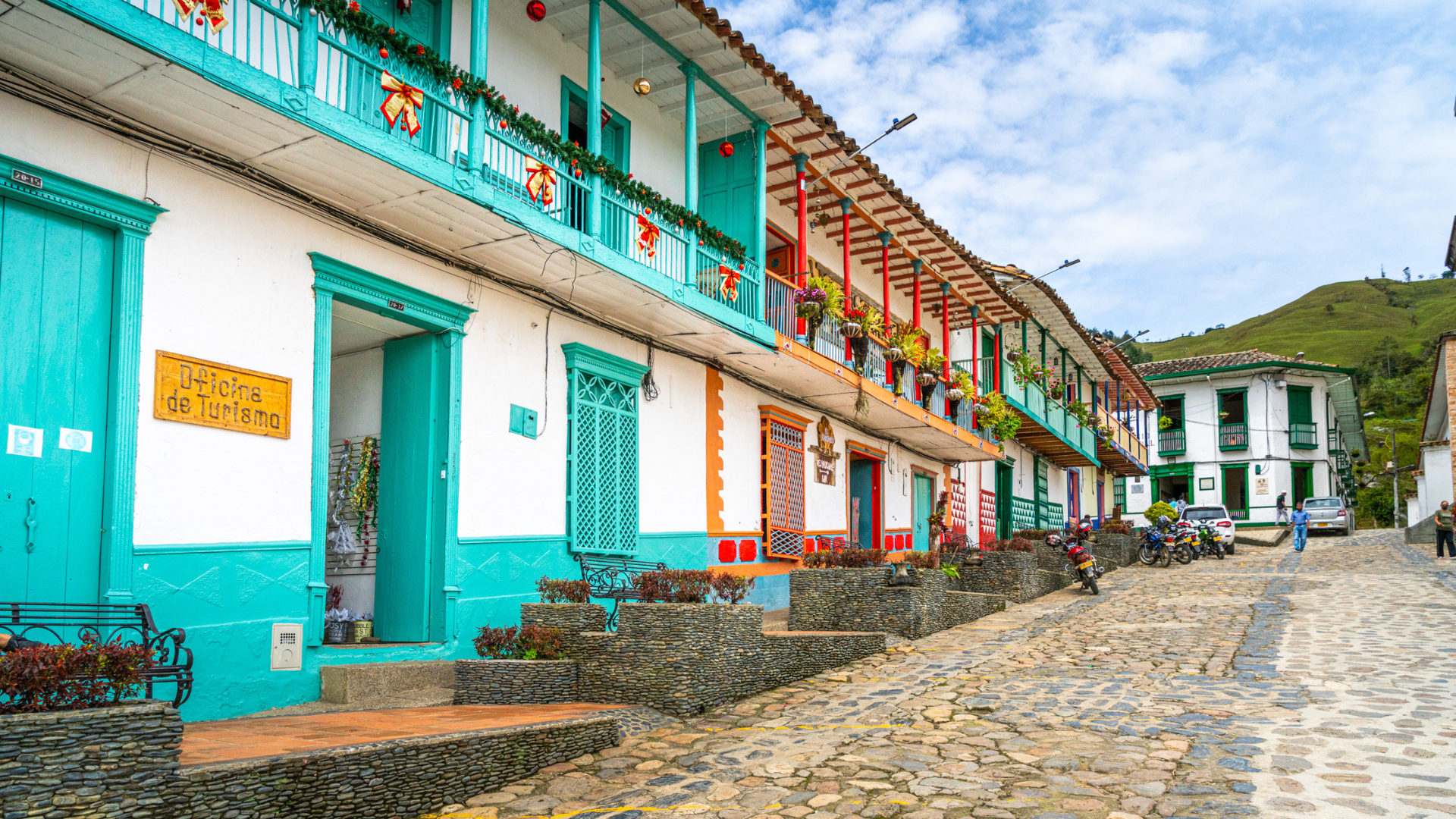 El influencer que más ha viajado por Antioquia revela sus destinos favoritos y cómo el turismo impulsa la economía y la cultura.