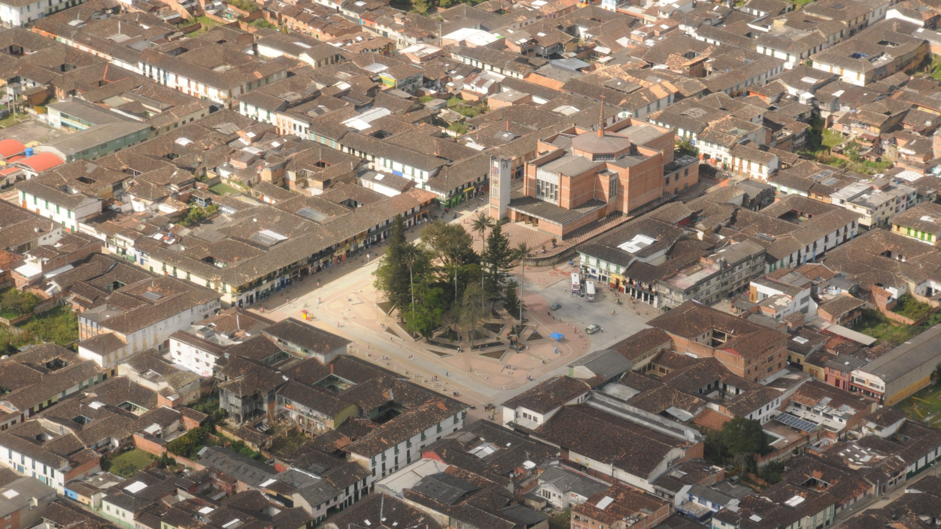 El influencer que más ha viajado por Antioquia revela sus destinos favoritos y cómo el turismo impulsa la economía y la cultura.