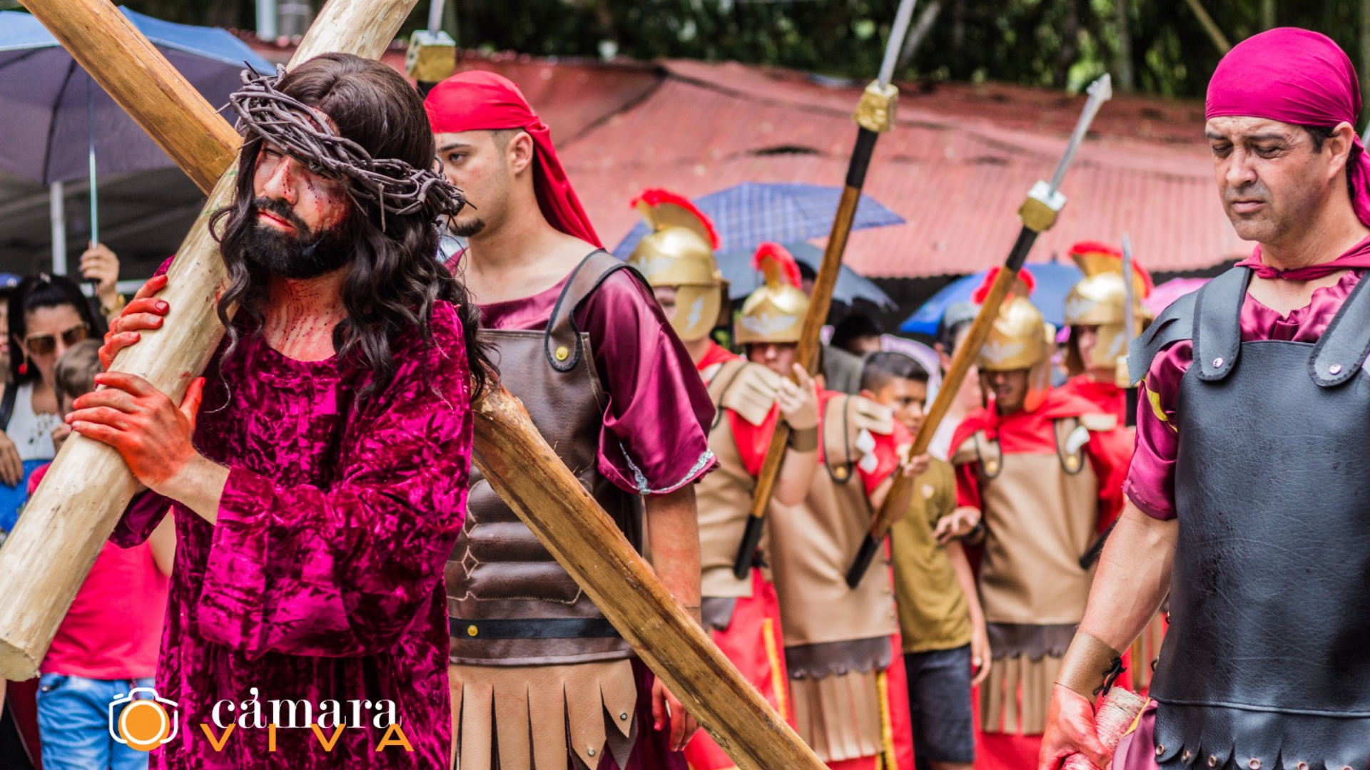 Más de 80 actores dan vida a la pasión de Cristo en Cocorná, una tradición cultural que atrae turistas de todo el mundo.