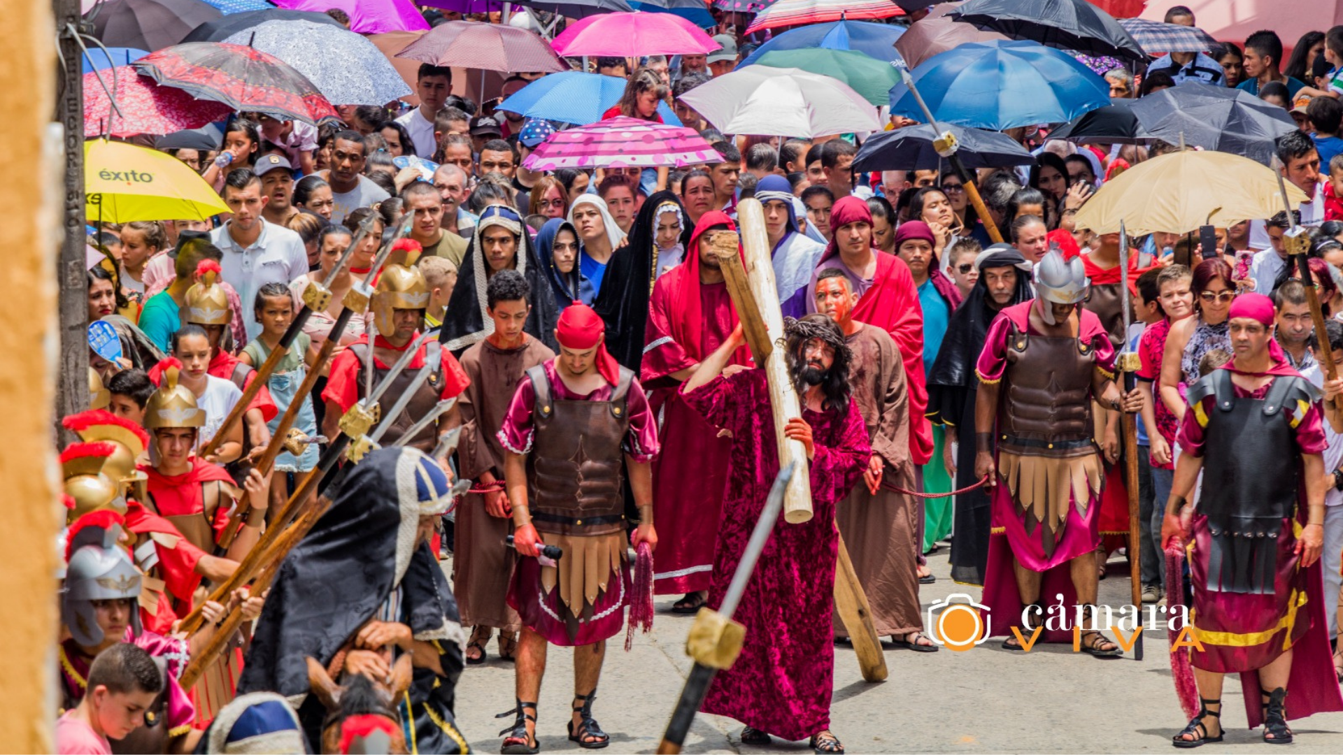 Más de 80 actores dan vida a la pasión de Cristo en Cocorná, una tradición cultural que atrae turistas de todo el mundo.