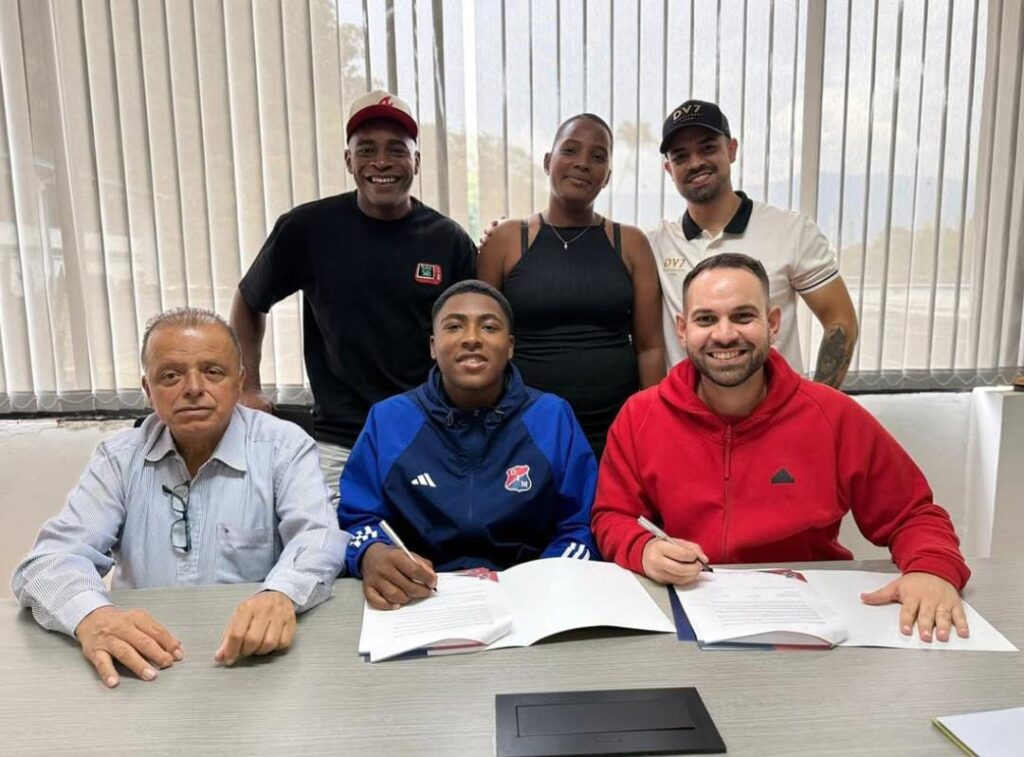 Adrián Mosquera firmando con las fuerzas básicas del DIM.