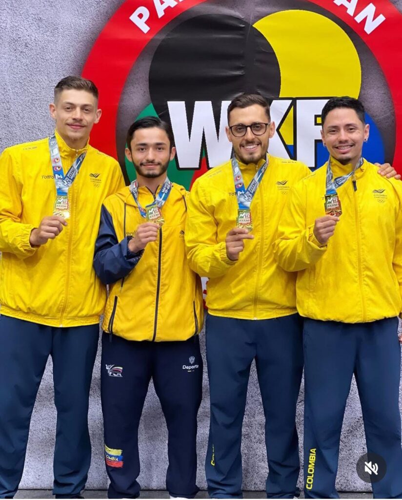 Equipo de Karatecas masculino con Alejandro Ramírez.