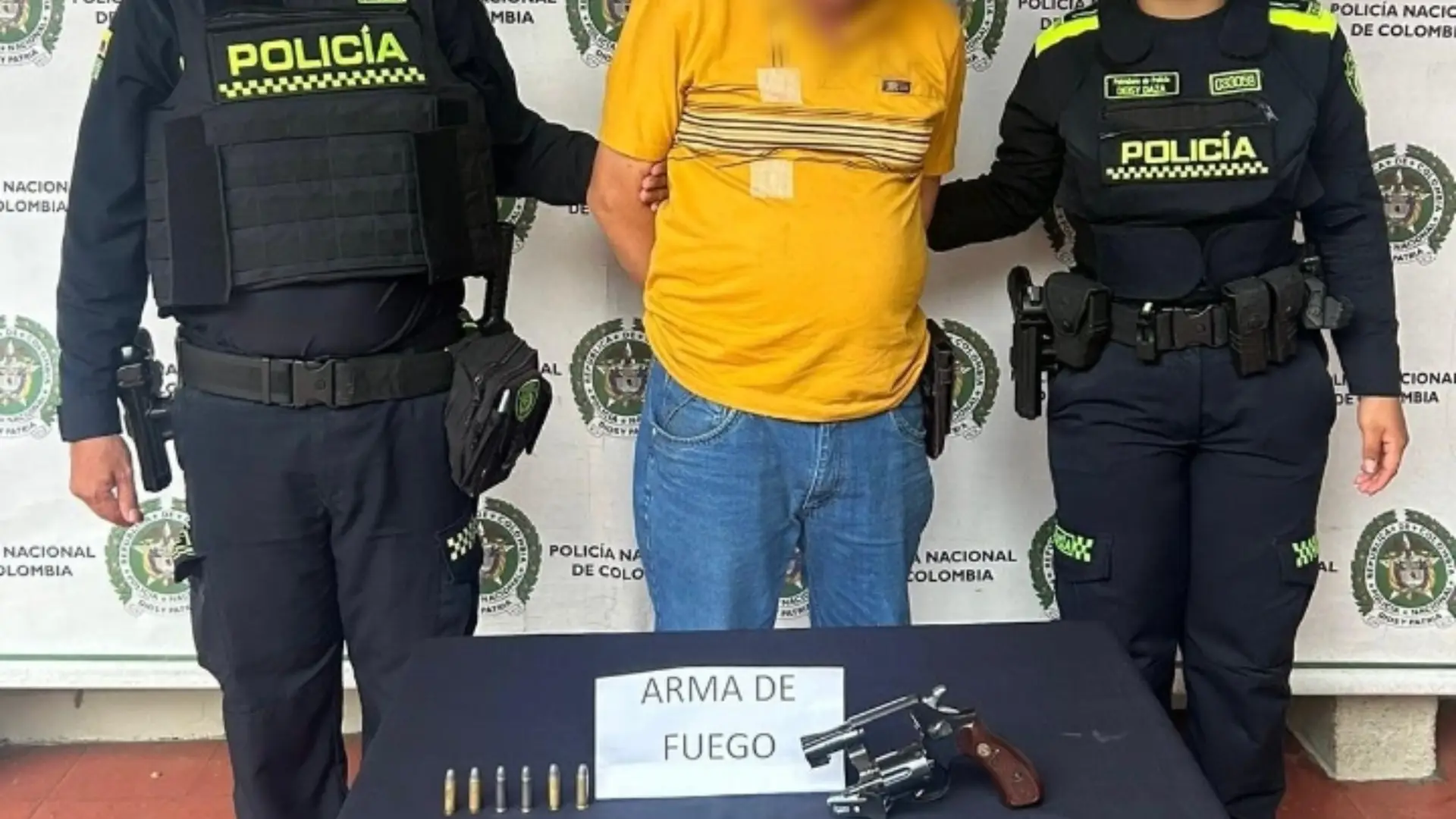 Armas incautadas. A este hombre le decomisaron un revólver en Copacabana.