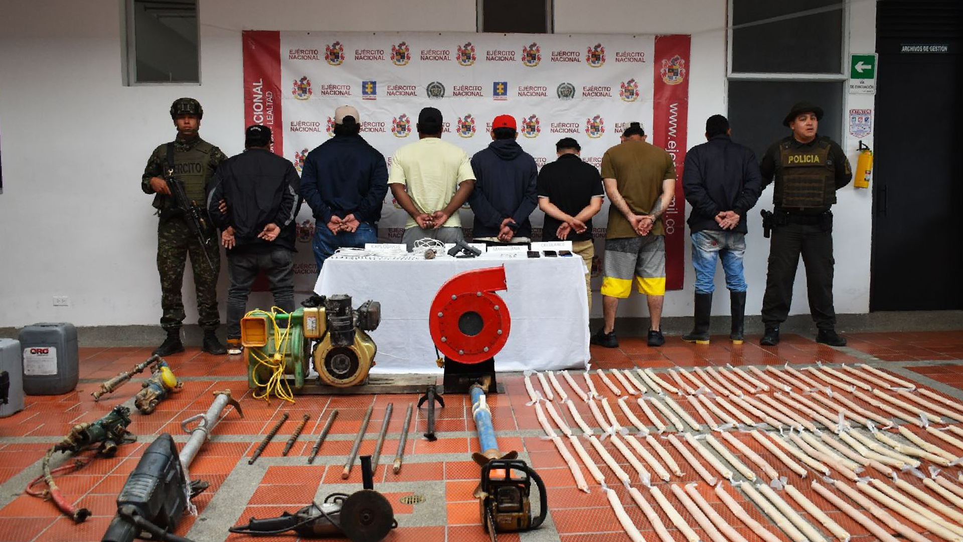 En video quedó el operativo contra minas ilegales en Argelia que serían del Clan del Golfo, esto ganaban al mes