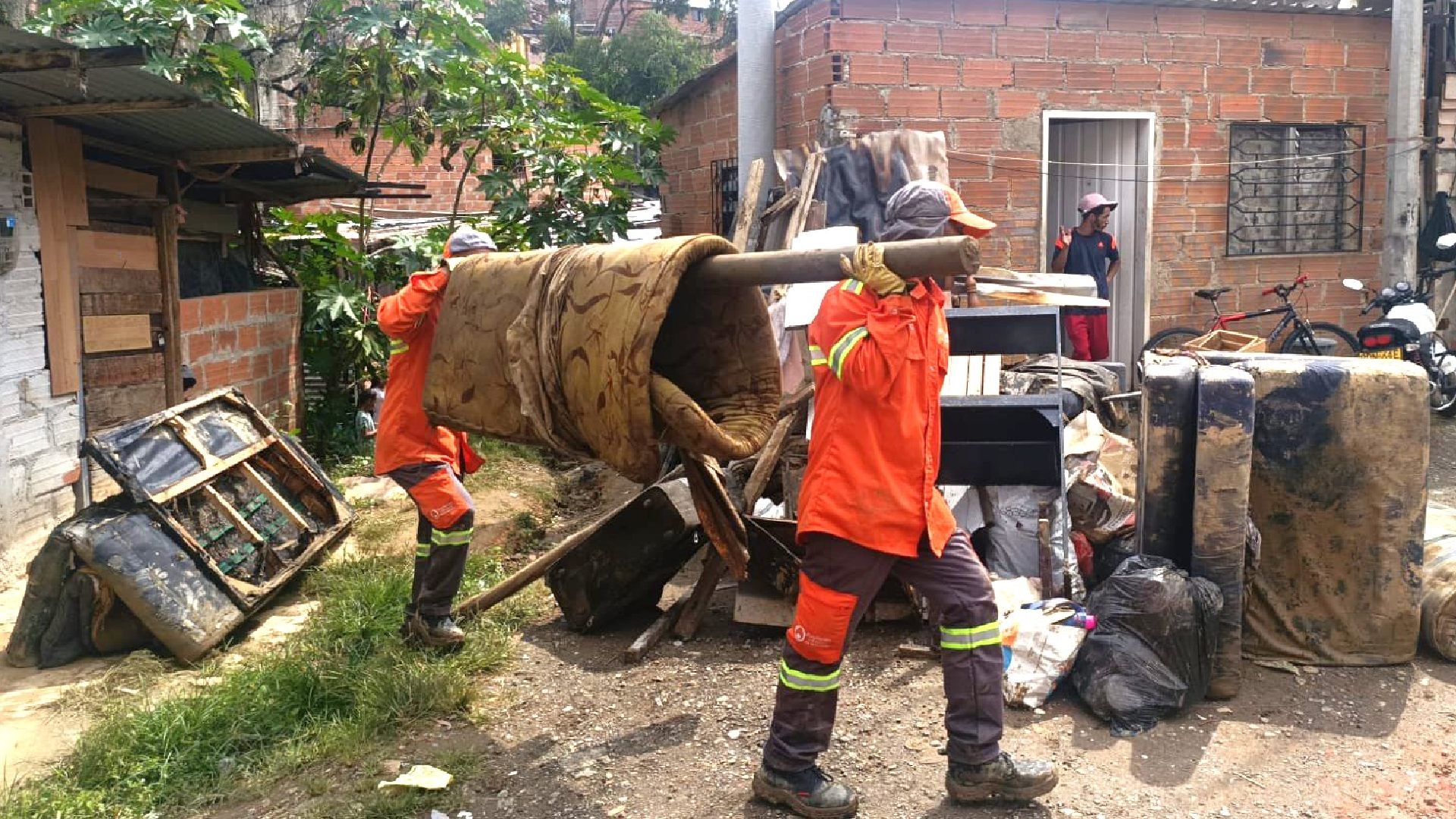 Esto es lo que encuentran en las quebradas de Medellín usadas como botaderos de basura