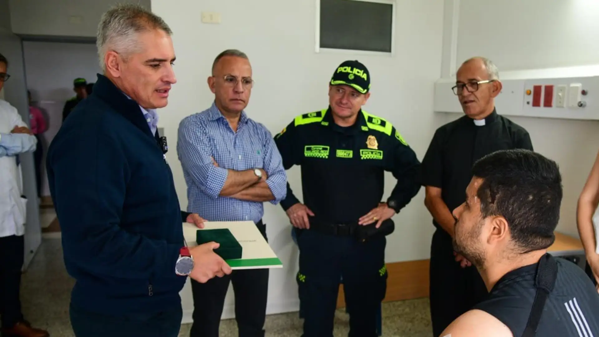 Gobernador condecora a otros dos policías heridos en ataques recientes