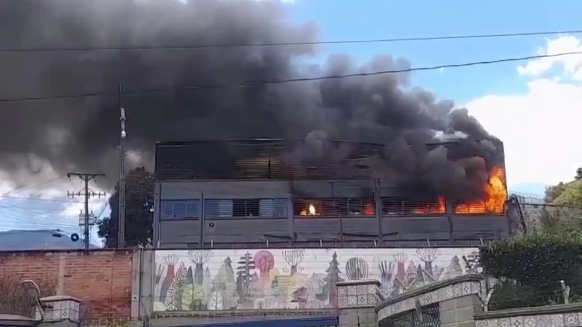 Incendio consume gran parte de una fábrica de espumas
