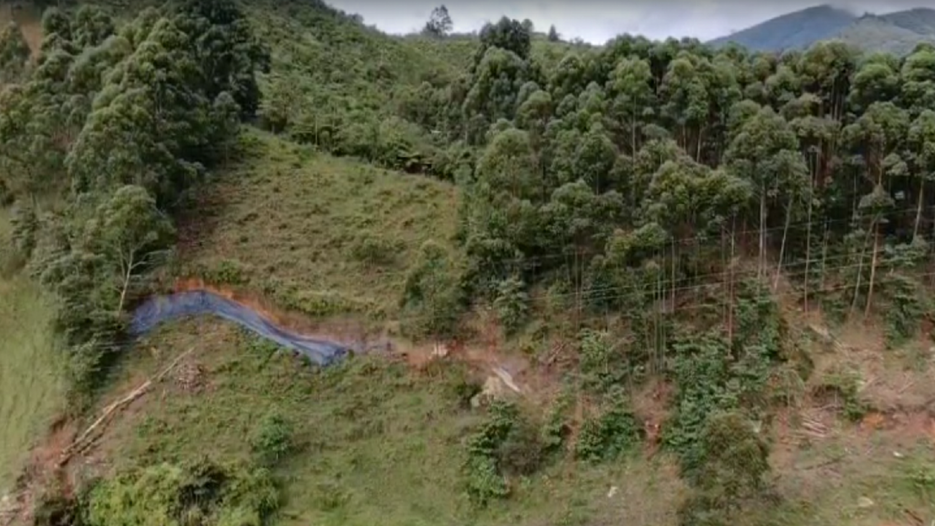 Recomiendan no transitar por la variante a Caldas por alto riesgo de derrumbe