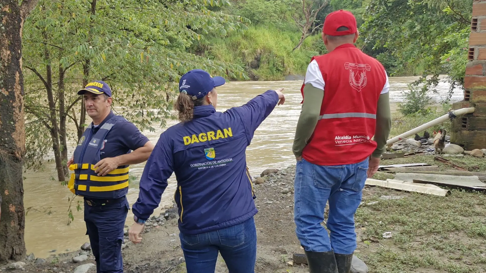 Represamiento en el río San Juan disminuye, pero se mantiene alerta por inundaciones