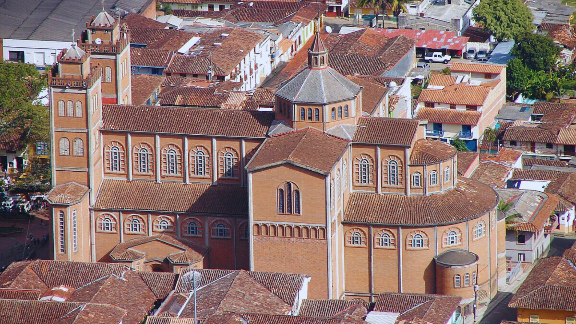 Este lugar tiene un templo tan imponente como la Catedral de Medellín y otros 14 espacios religiosos que impactan a los visitantes.