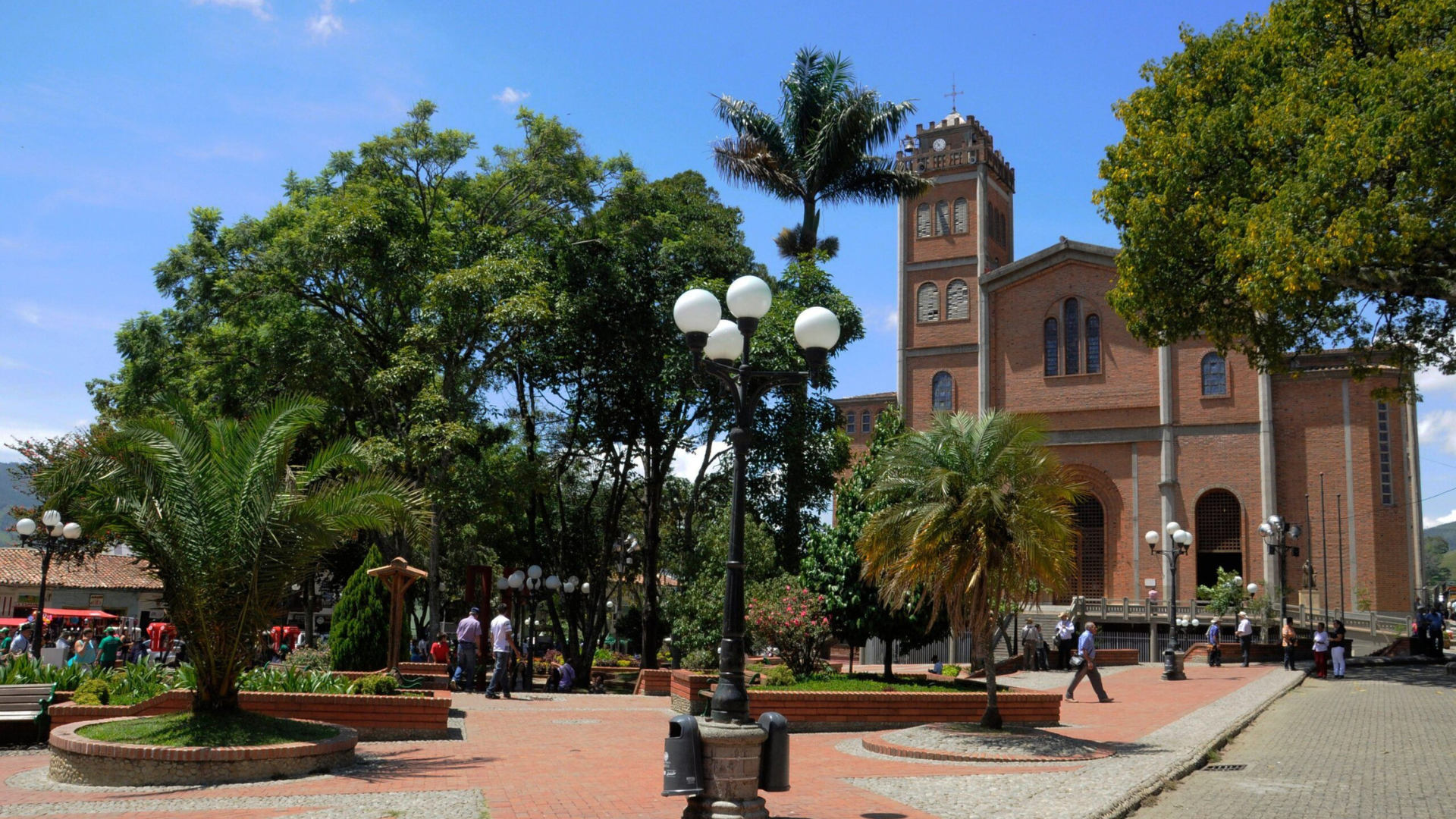 Esta iglesia tiene un templo tan imponente como la Catedral de Medellín y otros 14 espacios religiosos que impactan a los visitantes.