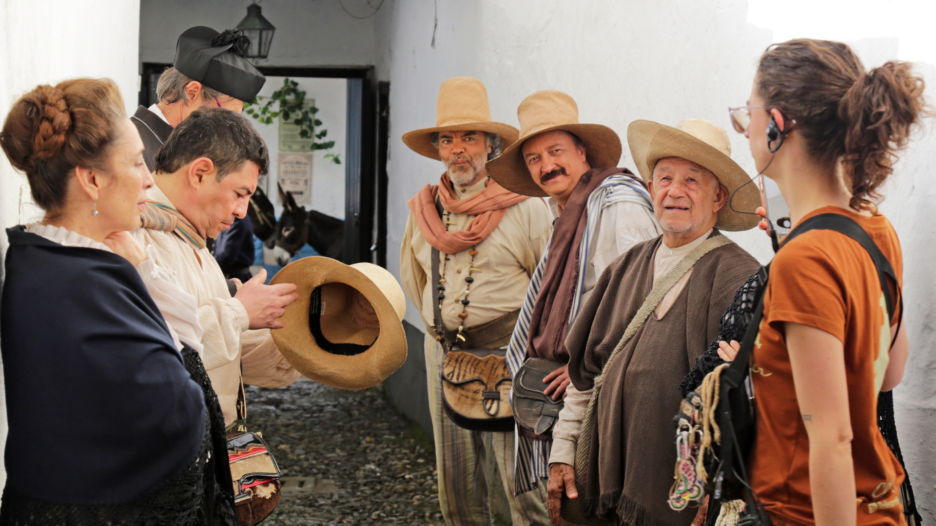 Luis Eduardo Arango interpreta a Tobías, un culebrero tradicional que recorre ferias vendiendo yerbas medicinales y comparte una relación especial con Cosiaca, reflejando vidas similares y auténticas.