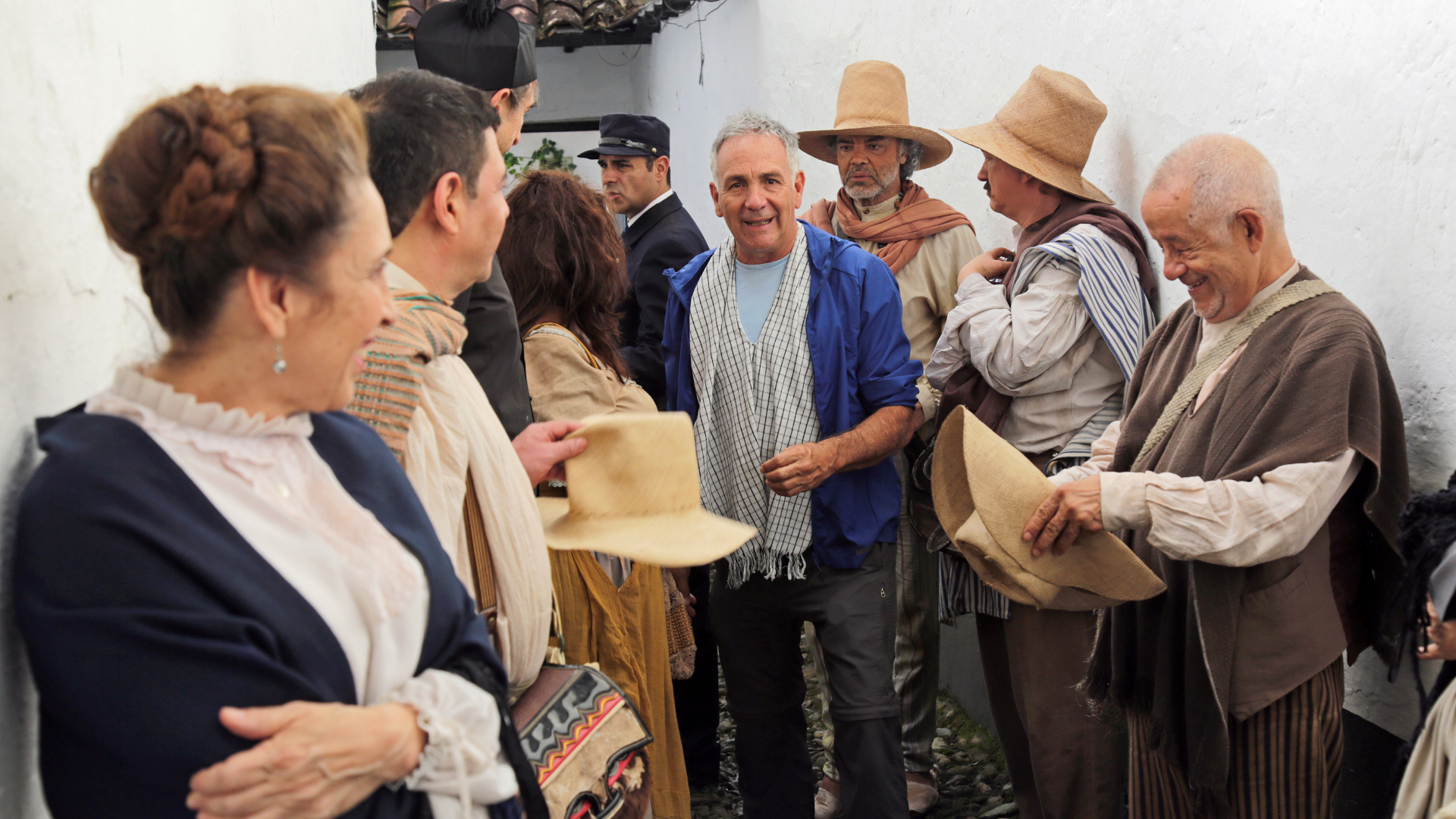 Luis Eduardo Arango interpreta a Tobías, un culebrero tradicional que recorre ferias vendiendo yerbas medicinales y comparte una relación especial con Cosiaca, reflejando vidas similares y auténticas.