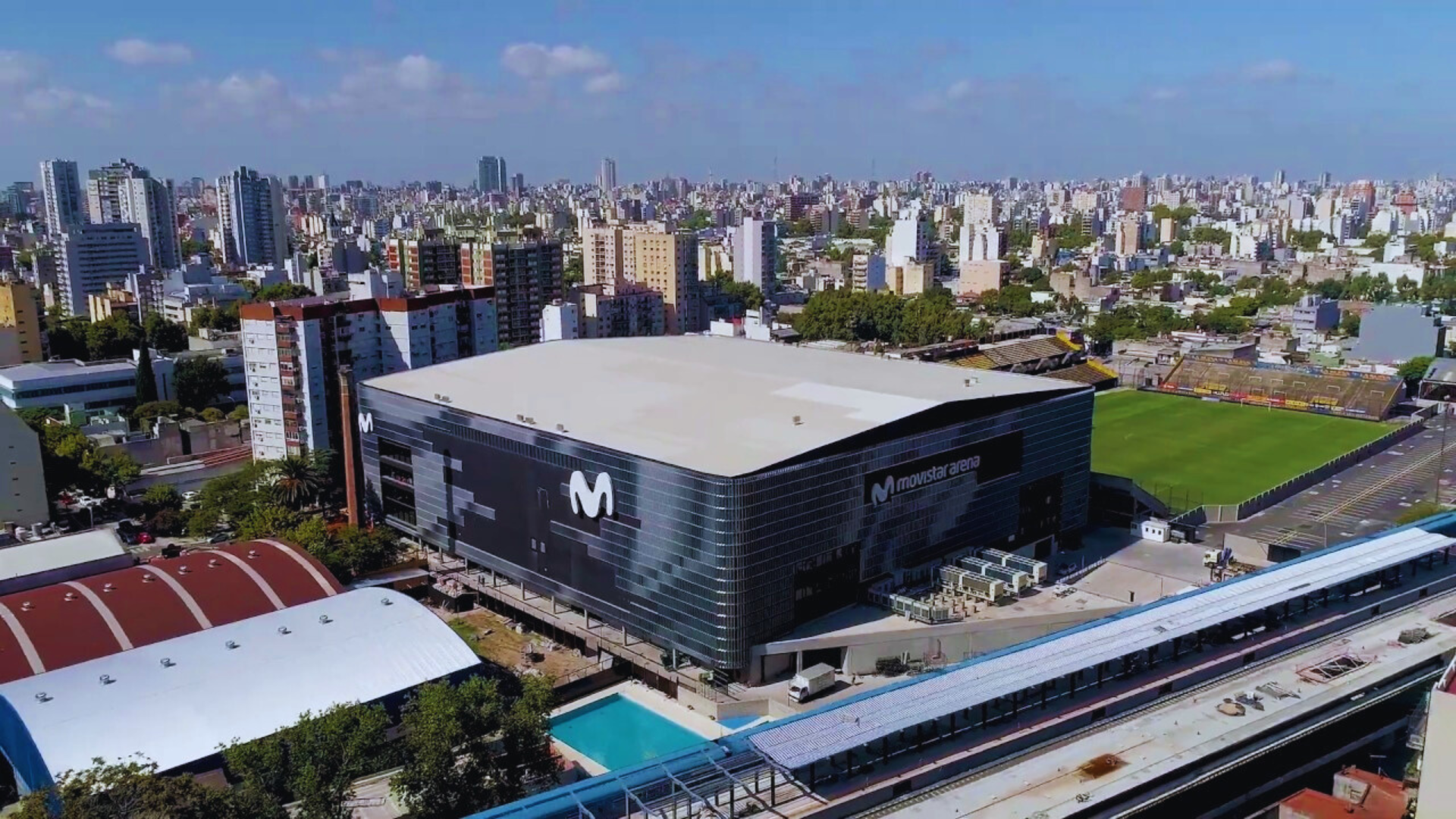 Del 20 al 24 de mayo, la filarmónica se convierte en la primera orquesta sinfónica colombiana en tocar en el Movistar Arena y el Teatro Colón de Buenos Aires.