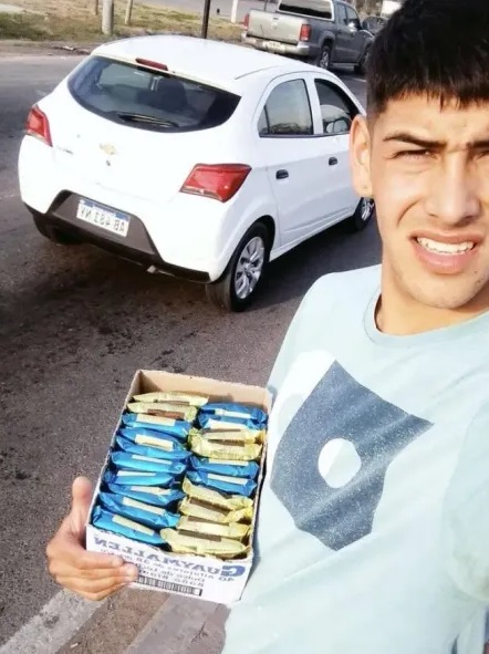 Lautaro Rivero compartió una foto mientras vendía alfajores en las calles de Buenos Aires.