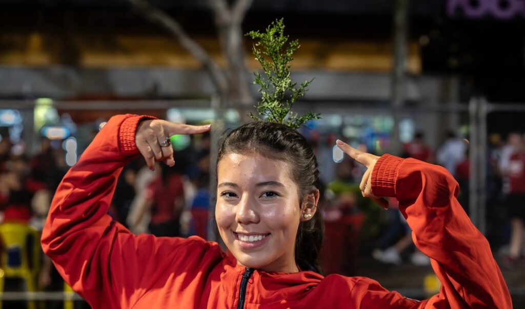 Hincha del DIM con planta de ruda.