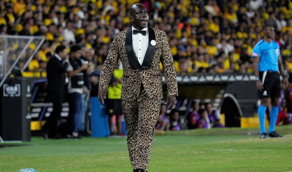 El traje con el pin que le acarreó la sanción a Segundo Castillo.