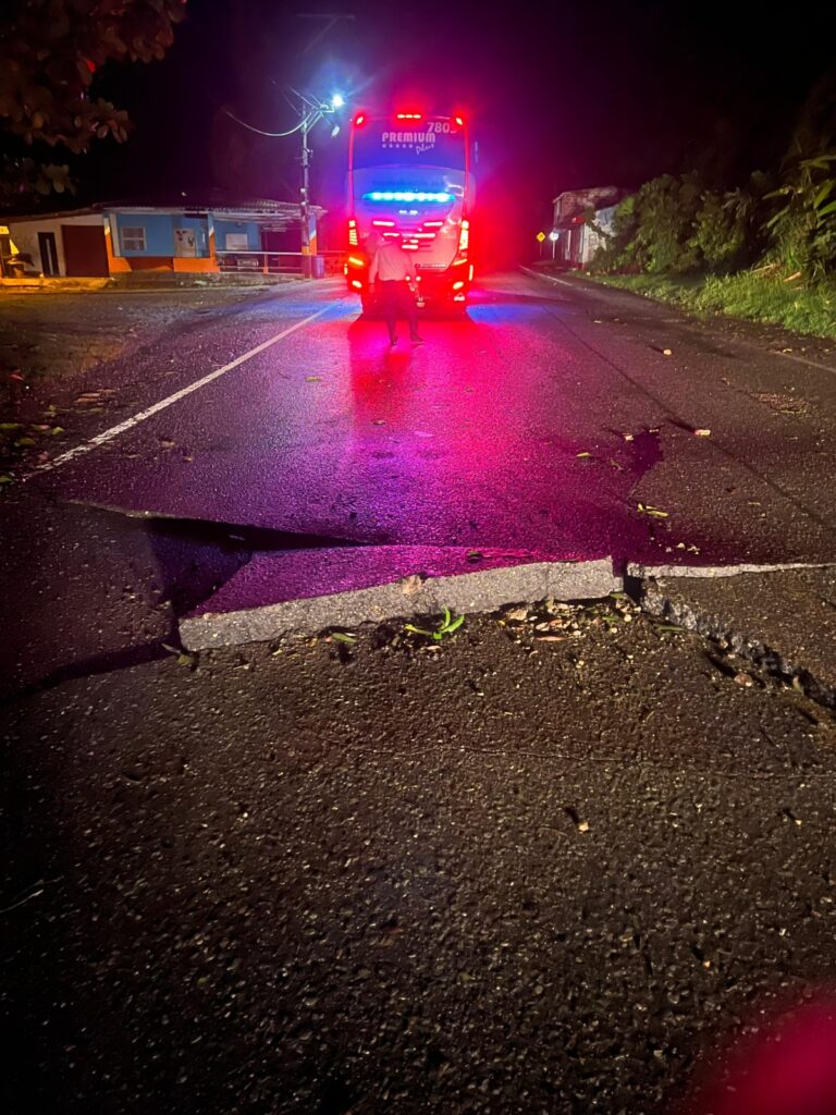 Imagen que muestra los daños en la vía que conecta a Medellín con la Costa Caribe. 
