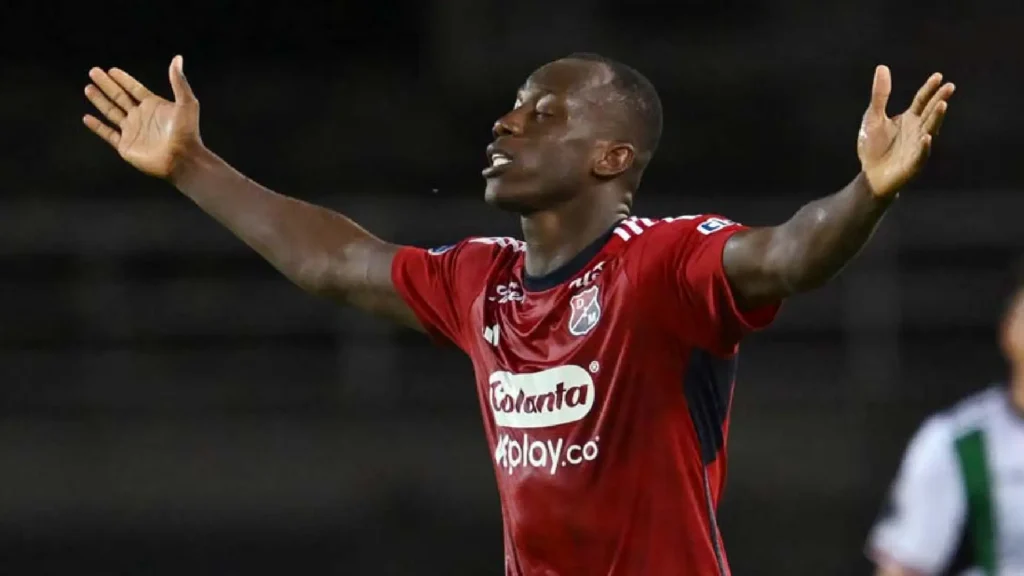 Foto de Baldomero Perlaza celebrando gol con Independiente Medellín.