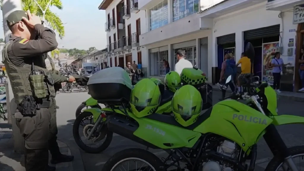 Policías vigilan en el parque principal de un municipio de Antioquia
