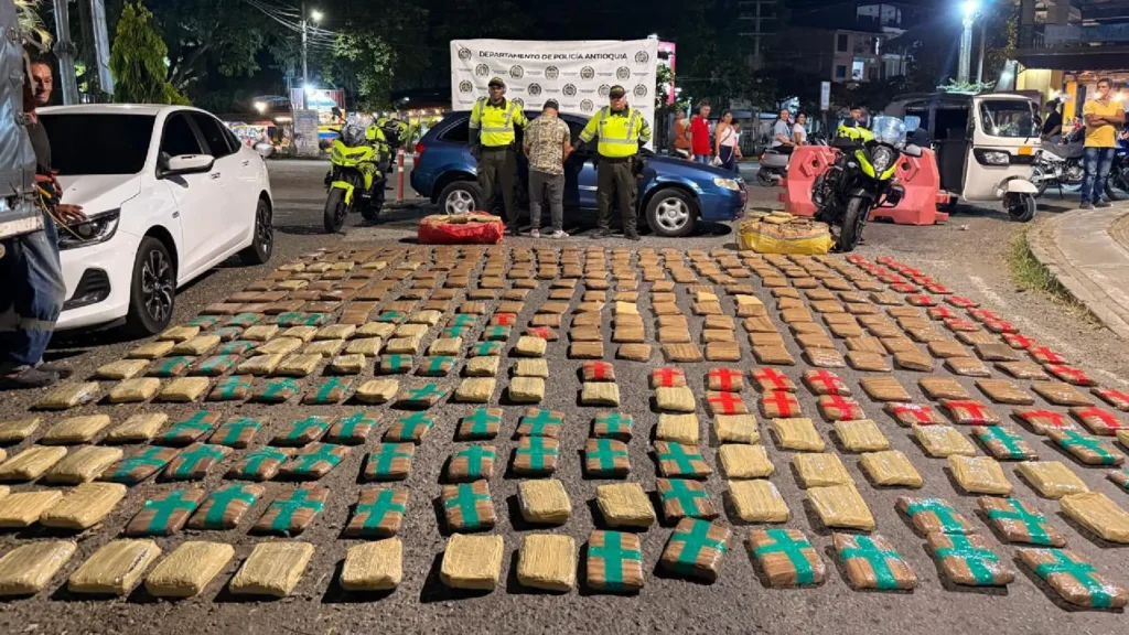 Foto de incautación de 251 kilos de marihuana que eran transportados en vehículo particular.