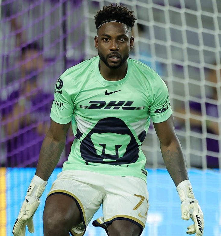 Álvaro Angulo como arquero de Pumas.