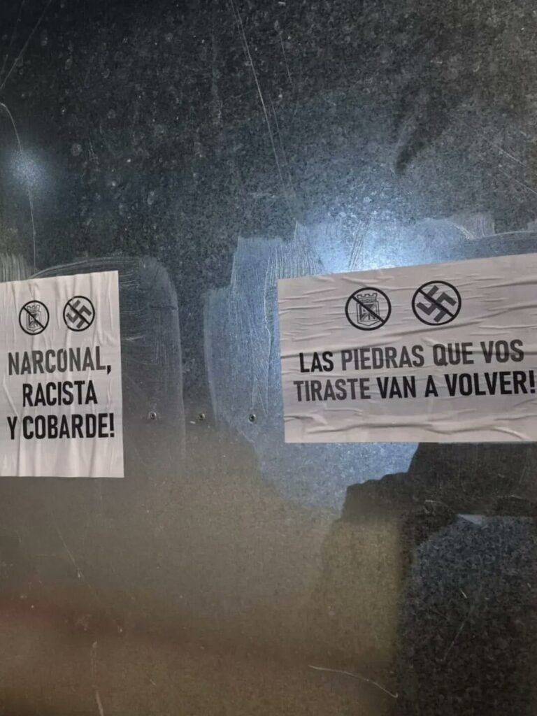 Intimidantes letreros de la afición de Sao Paulo contra la de Nacional.