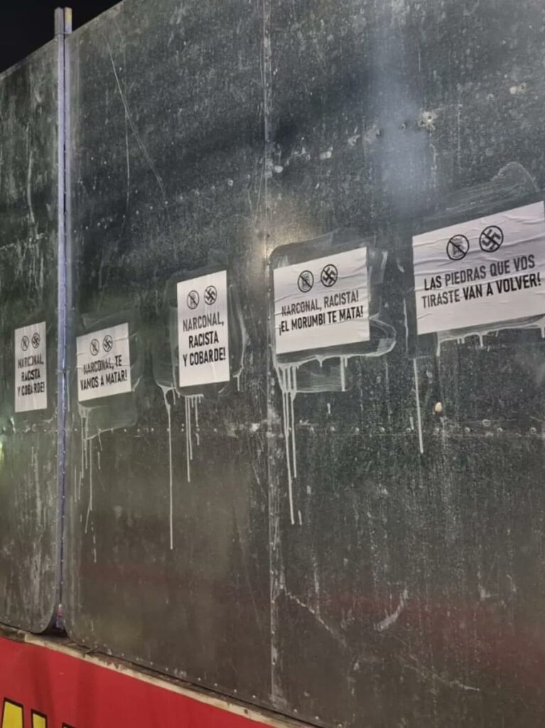 Intimidantes letreros de la afición de Sao Paulo contra la de Nacional.