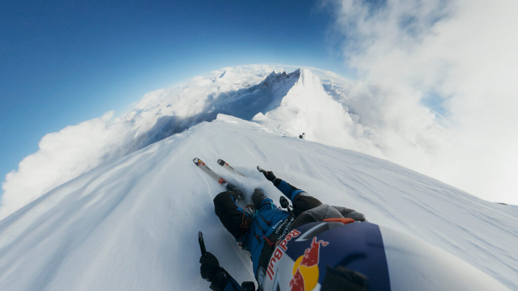 Andrzej Bargiel descendiendo el Monte Everest en esquís.
