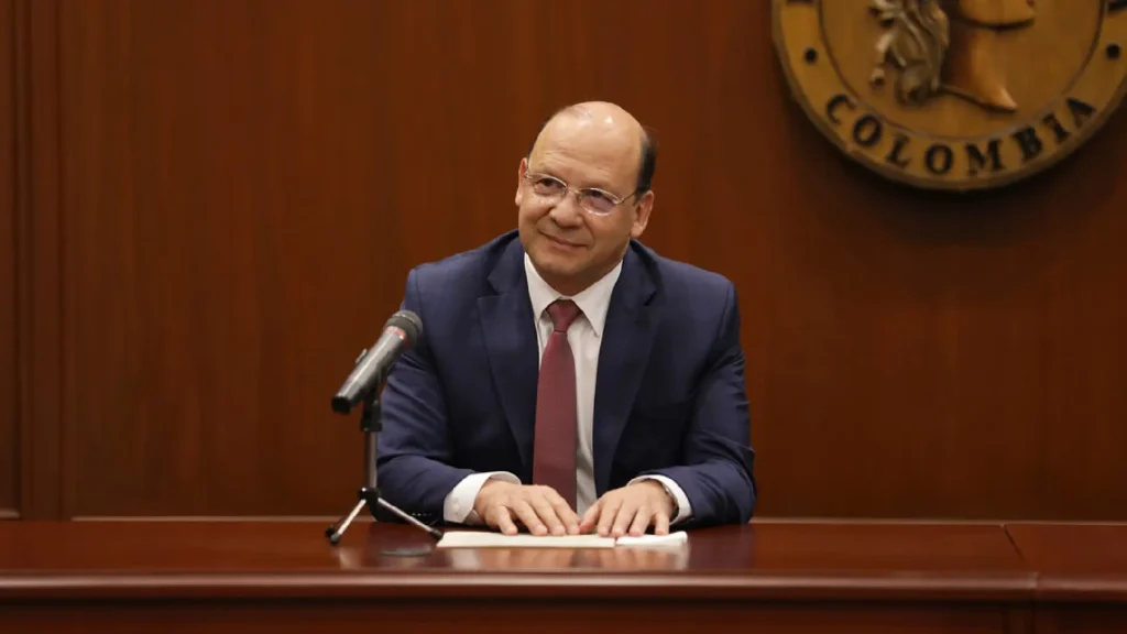 Ministro de Hacienda, Germán Ávila, defiende el monto del presupuesto y de la reforma tributaria en Colombia, en plenaria del Congreso