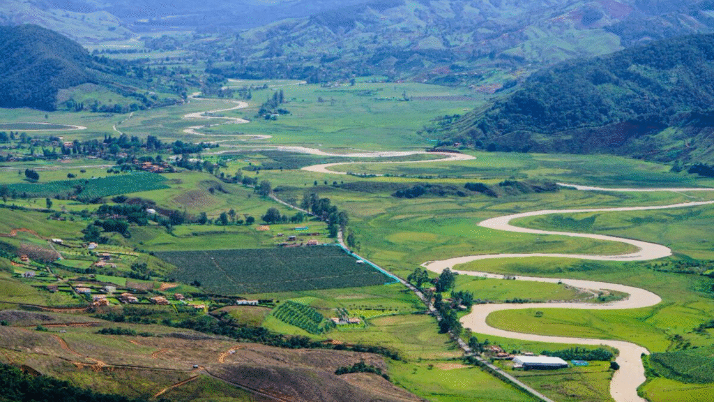 El río Penderisco con curvas entre los montes. Crédito: Antioquia es mágica.