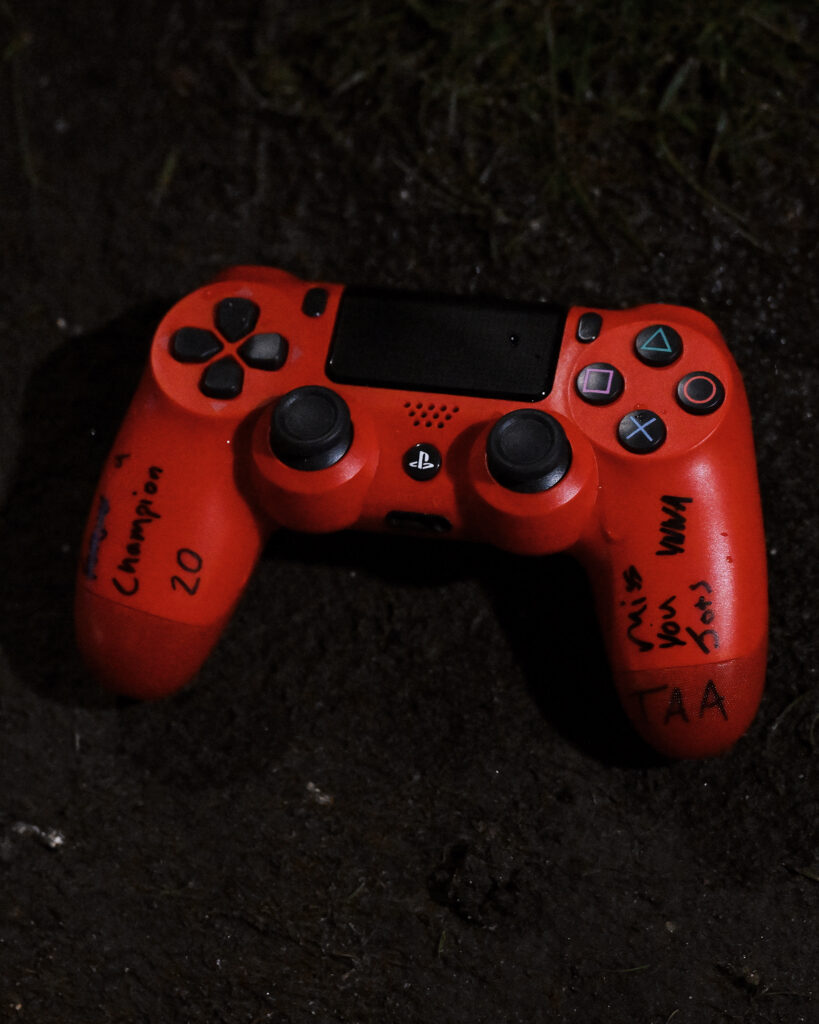 Trent Alexander-Arnold dejó un control de Play Station en el homenaje del Real Madrid a Diogo Jota.