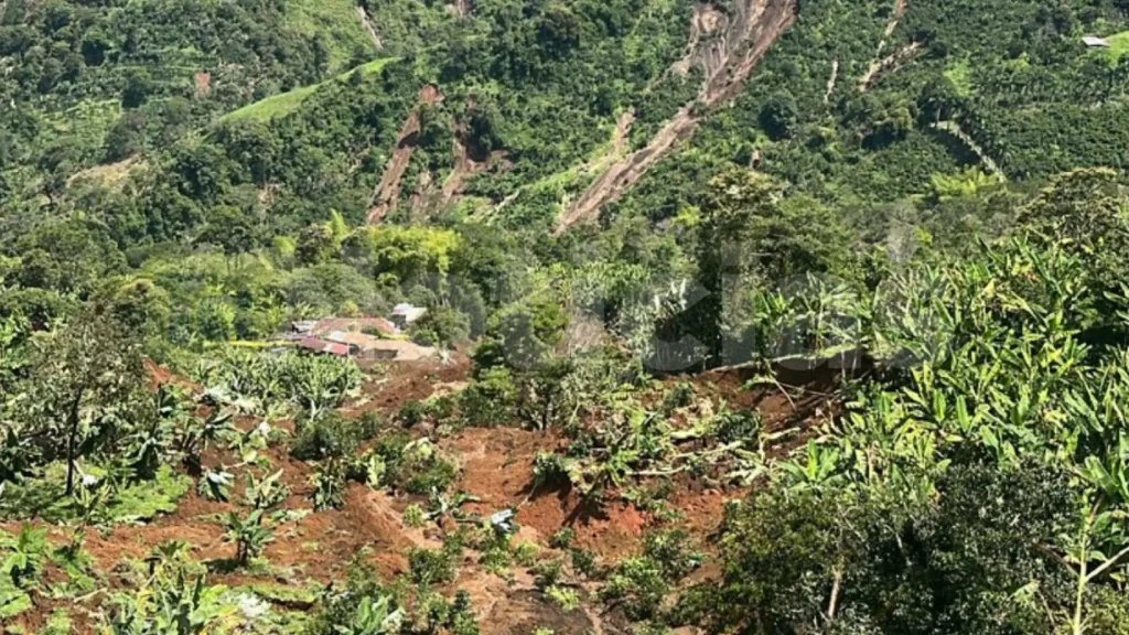 "La Secretaría de Infraestructura de Antioquia y Corantioquia también trabajan con la Gobernación de Antioquia para que, como Sistema Departamental de Gestión del Riesgo de Desastres, podamos salir adelante de esta situación", indicó.