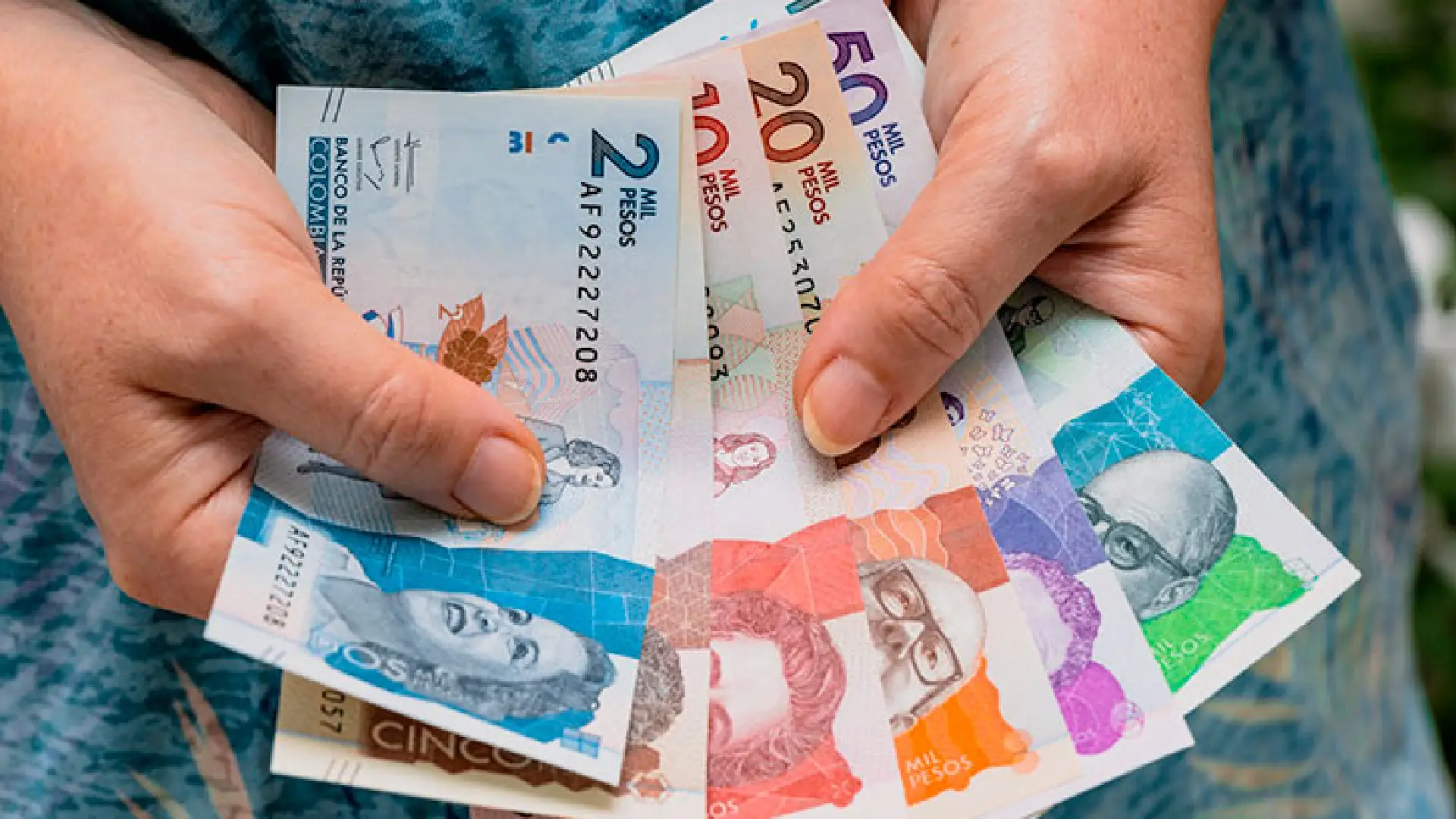 Salario m&iacute;nimo en 2026 disparar&iacute;a el precio de hasta 70 bienes y servicios  en Colombia